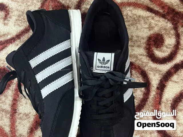 بوات اديداس اصلي مستعمل واحد لونه اسود و الثاني كحلي مميزين جدا و بسعر مميز 7 الواحد و 12 الثنين