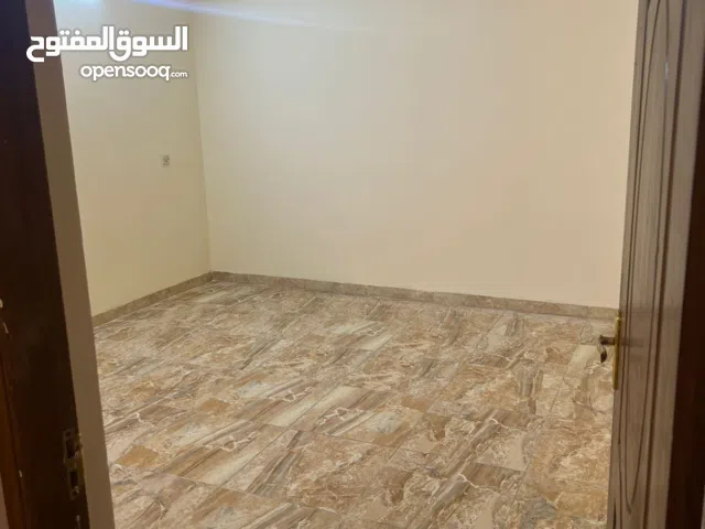 بيت منطقة حي الجامعة قرب مدرسة كامل شبيب يحتوي 3 غرف نوم واجهة 5 و ربع × 20