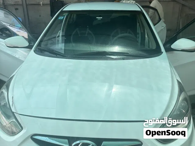 2011 هيونداي اكسنت Standard