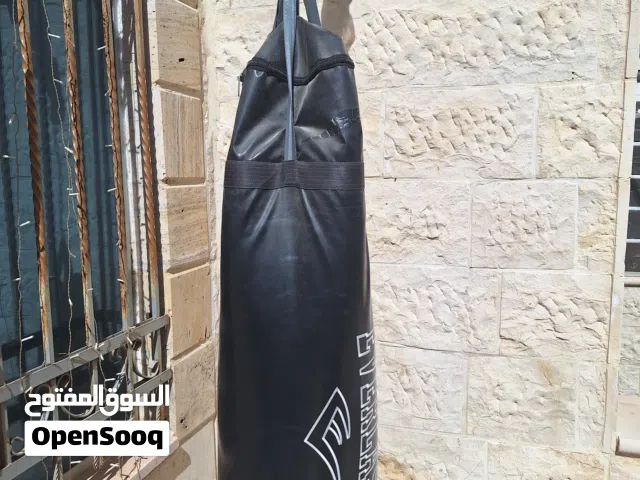 كيس ملاكمة بحالة ممتازة من شركة everlast مصنوع من الجلد
