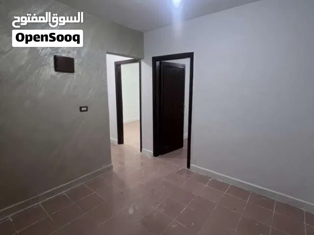 شقه 3 غرف للإيجار شارع الجامعه قريب من البوابه الشماليه