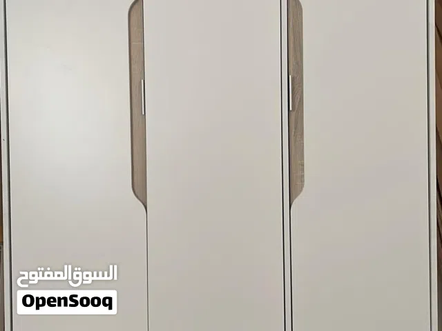 خزانة ملابس استعمال قليل جداً