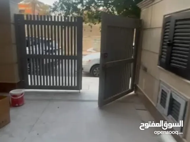 مشتمل 200 متر طابق ارضي 3 نوم وحده ماستر استقبال مطبخ كراج بيت جديد معزول يصلح شركات تجاريه وسكن
