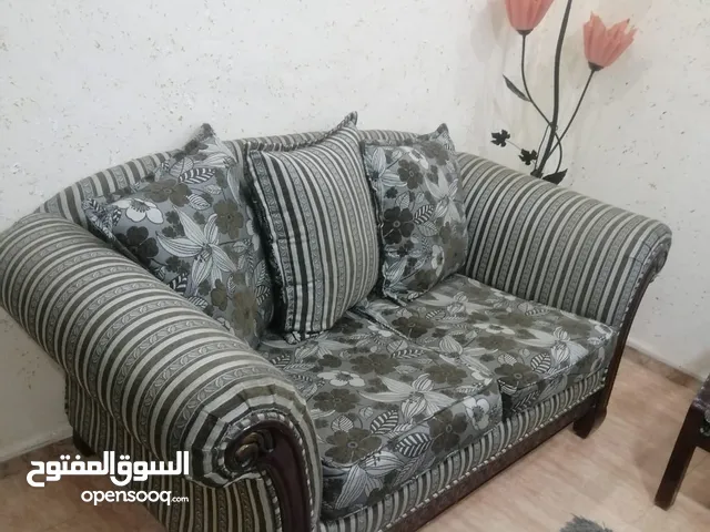 طقم كنب سبع مقاعد نظيف واستعمال بسيط مع ثلاث طاولات وسط بحاله جيده