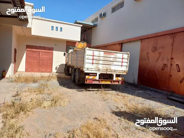 هنقر للايجار صناعي او تخزين 800 متر دورين سقف سنتدوتش مكان مشروع الهضبة