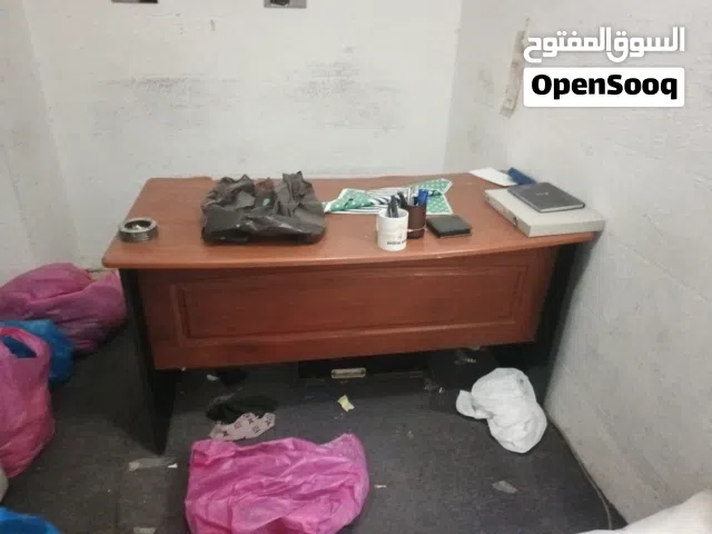 مكتب مع ستائر معدن