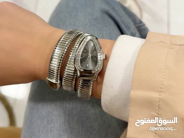ساعة الحية المميزة
