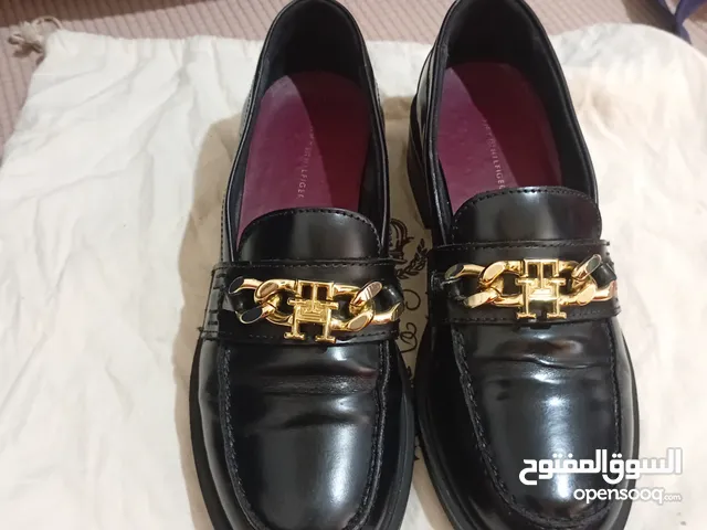 حذاء اصلي  من ماركة Tommy Hilfiger مقاس 38 سعره الحقيقي 200$