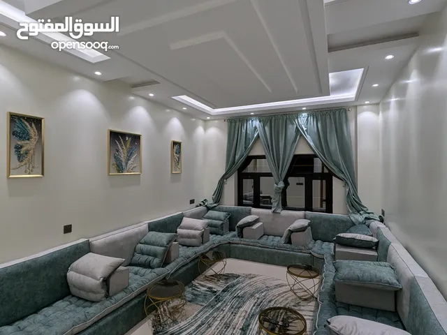 للايجار شقة مفروشه ملكيه جديده في ارقى احياء صنعاء حده فيها كل الخدمات 4 غرف و3 حمامات ومطبخ وصاله .