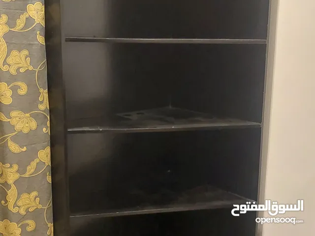 مكتبة زاوية خشب مطلي اللون أسود محلية الصنع