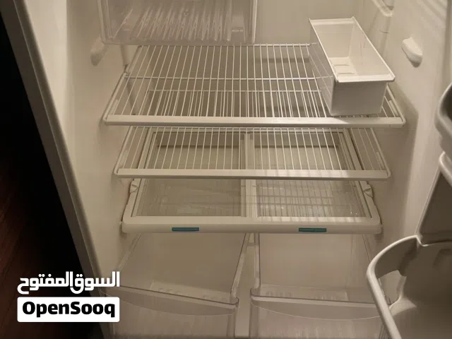 ثلاجة لون ابيضّ وايت ويستنج هاوس