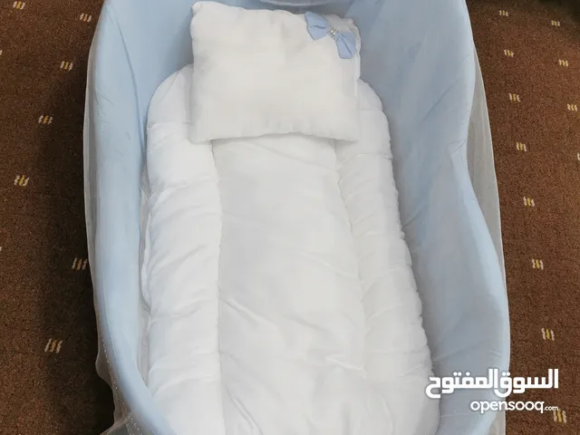 تخت بيبي + زينة للبيع