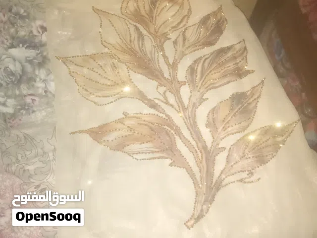 توب سلك  مشغول  مورد بيجي اللون ويحتوي على لمعة ليزرية التسليم فوري للمزيد من التفاصيل يرجى التواصل