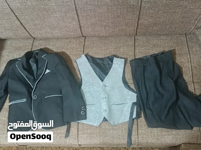 طقم اعراس  عدد ثلاث بأحجام مختلفه  من عمر7-4-2   اثنين اسود بنطلون مع جاكيت مع بدريسه مع قميص ابيض