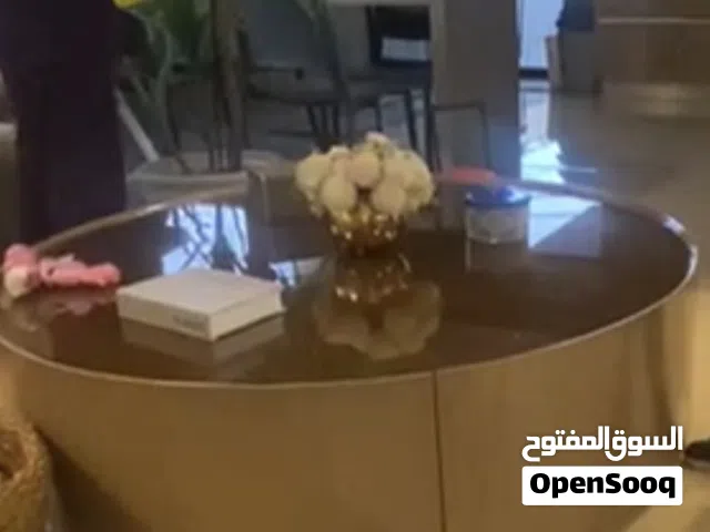 طاولة وسط دائرية كبيرة جدا