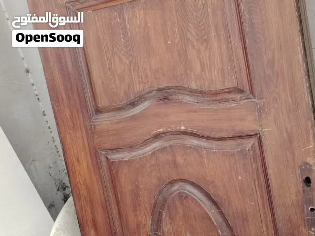 باب درفتين بحالة ممتازة خشب ثقيل مع الحلق كامل