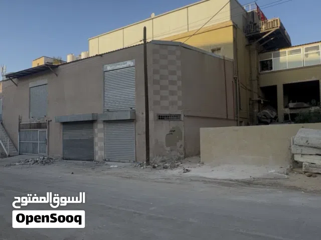 للبيع من المالك مخازن صناعات مؤجرة 12500 دينار سنويا داخل منطقة التجمعات الصناعية التنموية في الرقيم