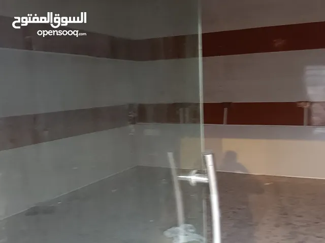 ثلاث محلات مفتوحات للايجار مع تأسيس ماء وتأسيس كهرباء لسنتر سابقاً