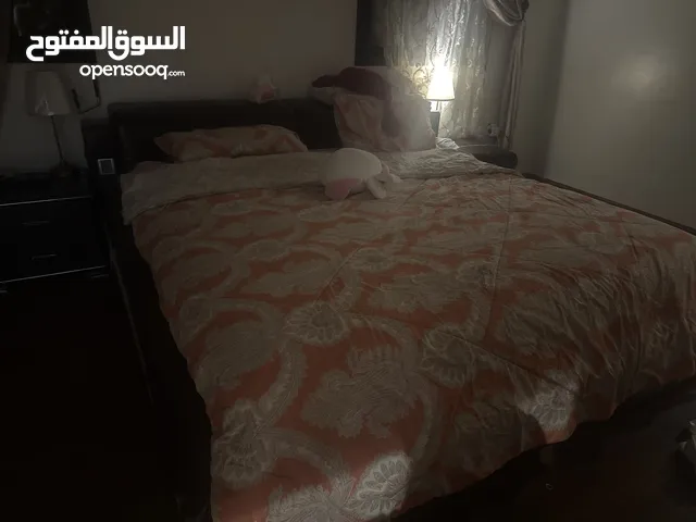 سرير مع كمودينتين و تسريحه
