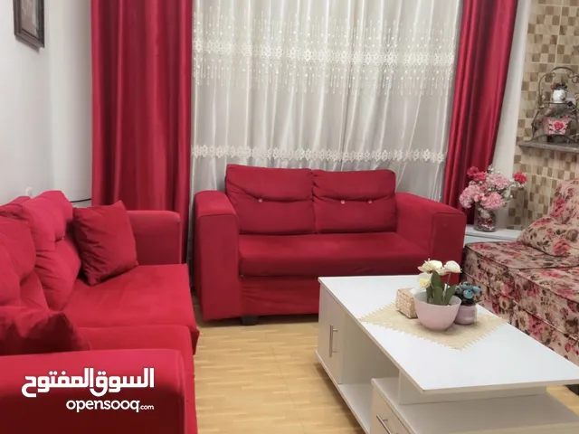 طقم كنب لون احمر مع برادي جانبيه عدد 2
