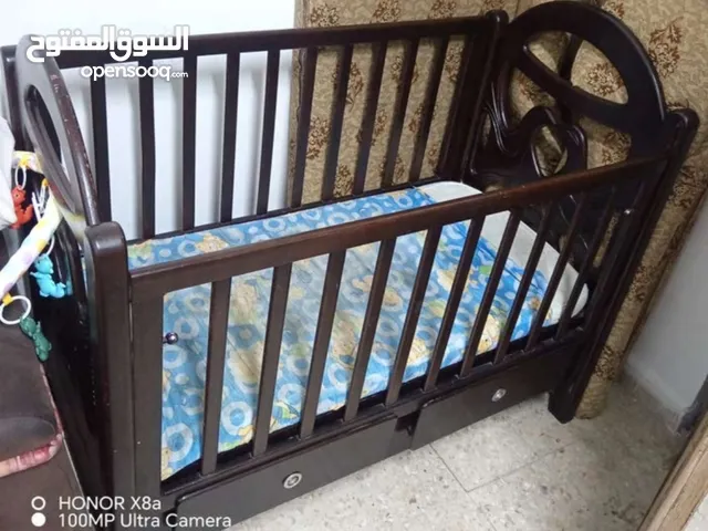 تخت بيبي مستعمل بحالة جيدة