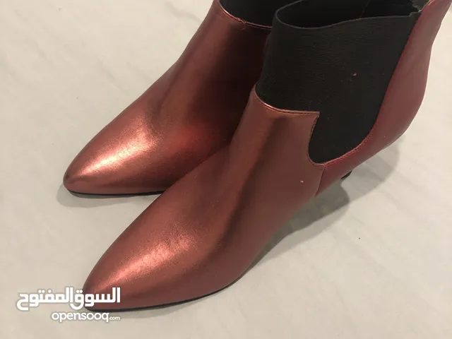 Beige With Heels in Erbil