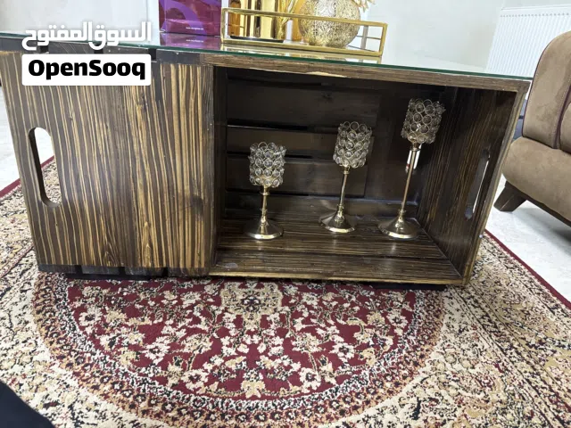 طاوله وسطيه خشب متين جدا مفصله تفصيل مش جاهز والخشب لا يعلى عليه افضل النوعيات