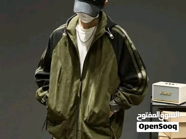 جاكبت  كاجوال رجالي  تتميز السترة باللون الزيتوني أو الأخضر الداكن، وقصة فضفاضة (loose fit)، وياقة