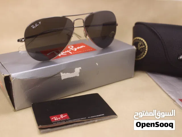 نظارات شمسية راي بان أفياتور (Ray-Ban Aviator) بإطار فضي وعدسات رمادية.  تتميز هذه النظارات الشمسيه.