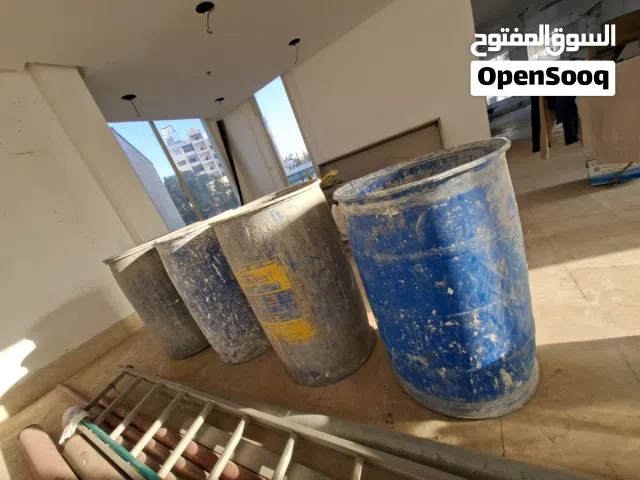 3 براميل لأعمال البناء