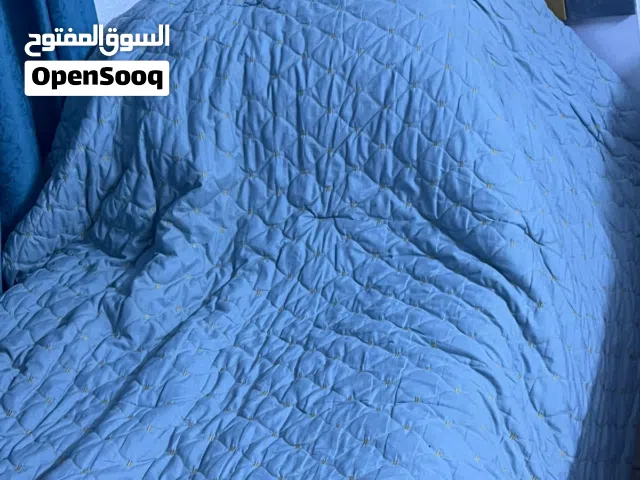غرفة نوم شبابية تحتوي على ثلاث جرابي وكنتور ثلاث بيبان وميزتواليت وكومديات