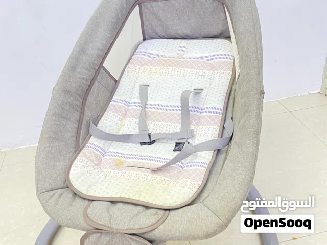 كرسي هزاز لطفل رضيع   للبيع مرجيحة أطفال هزازة من ماركة Mastela غير كهربائي (يدوي)