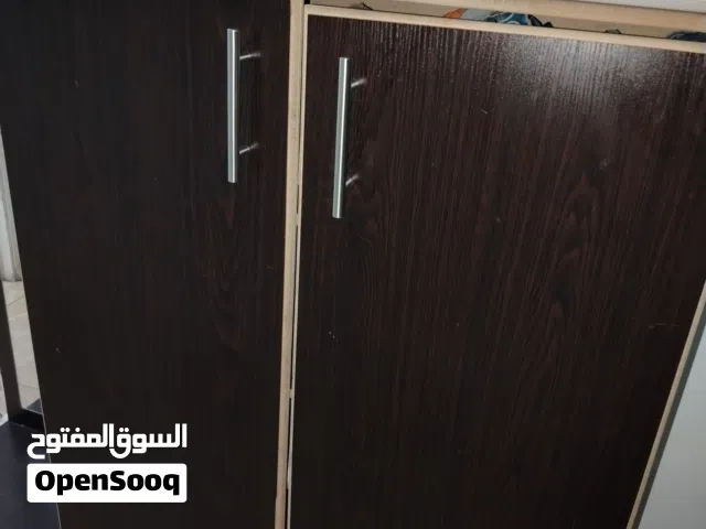 خزانه احذيه مستعمله للبيع مكونه من مرتي مثل ما هو واضح ب الصوره و من الداخل مكونهمن أربع ارفف
