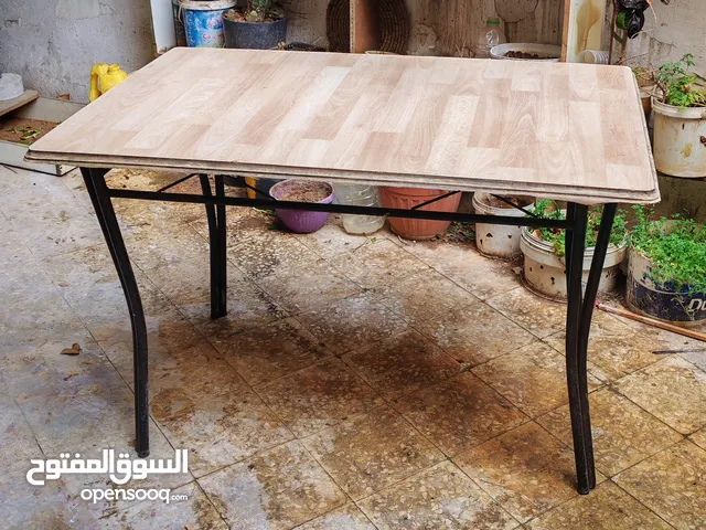 طاولة وجه خشب وقاعدة حديد حجم 115 ب75 ارتفاع 75 بسعر 8 دنانير عنوان عمان الهاشمي الشمالي