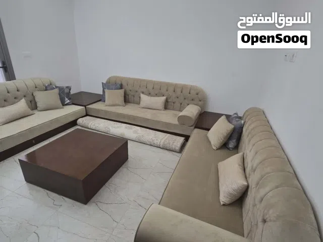 طقم كنب مودرن 3 قطع مع الطاولات والوسائد بحالة ممتازة