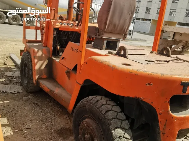 2000 Forklift Lift Equipment in Muscat