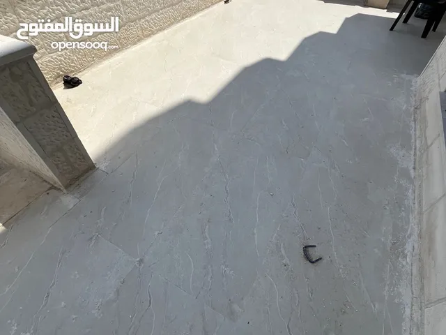 ارضية مع ترس تشطيب فخم في البنيات خلف جامعة البتراء