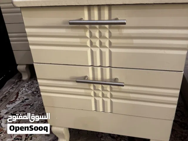 عدد اثنين كومودينو ومقعد تسريحه استعمال خفيف