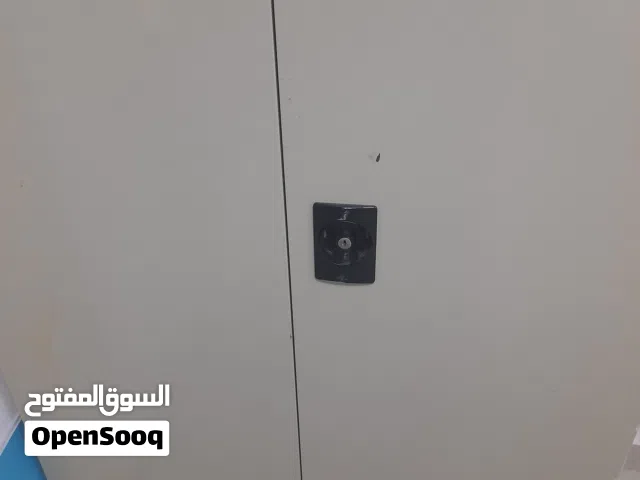أثاث منزلي مستعمل بأقل سعر لسرعة البيع: سرير حديد ودولاب حديد وطاولة وكرسي