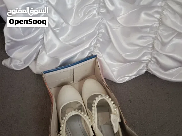 فساتين مع احذيتهم بحال الوكاله للبيع بسعر مغري