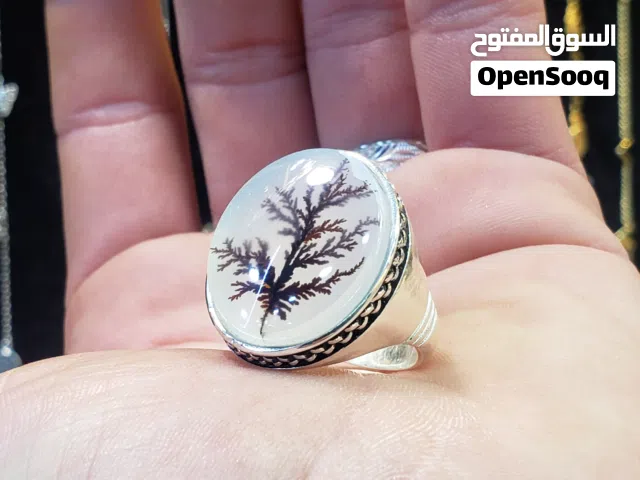 خواتم فضه مرصعه ومتوجهه بأفضل العقيق اليماني الأصيل والنادرقطع لا تشبه سواها،قمه الفخامه والاصاله.