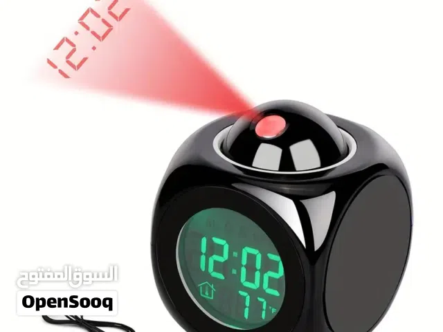 ساعة رقمية منبّه على شكل مكعب، تعرض الوقت ودرجة الحرارة، وتحتوي على جهاز عرض (بروجكتور) لعرض الساعة