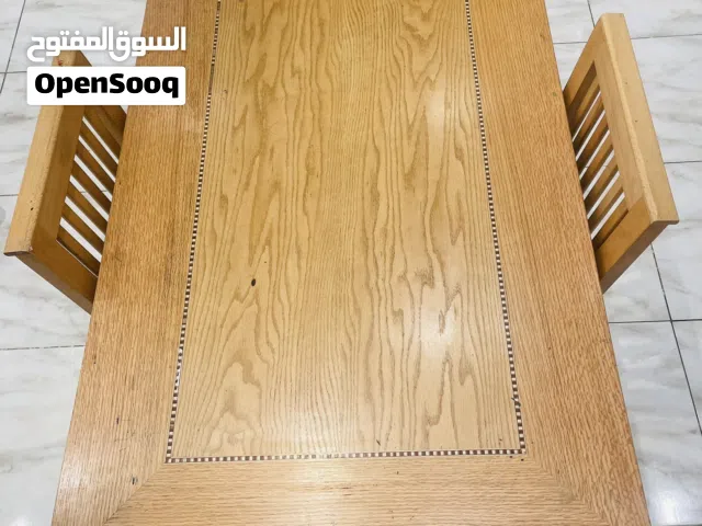 تربيزة سفرة خشب مع 4 كراسي بحالة جيدة