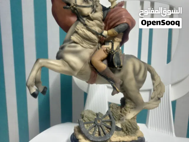 مقتنيات وتماثيل وعصي للمناسبات