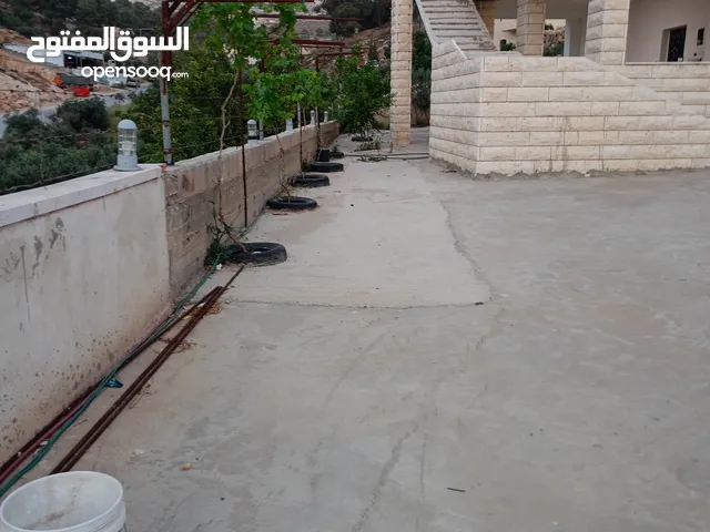 بيت للبيع طابقين في بيت اولا    يوجد بئر ماء  مخزن  مكتب خارجي معزول عن البيت  حمام خارجي  ثلاجه .غس