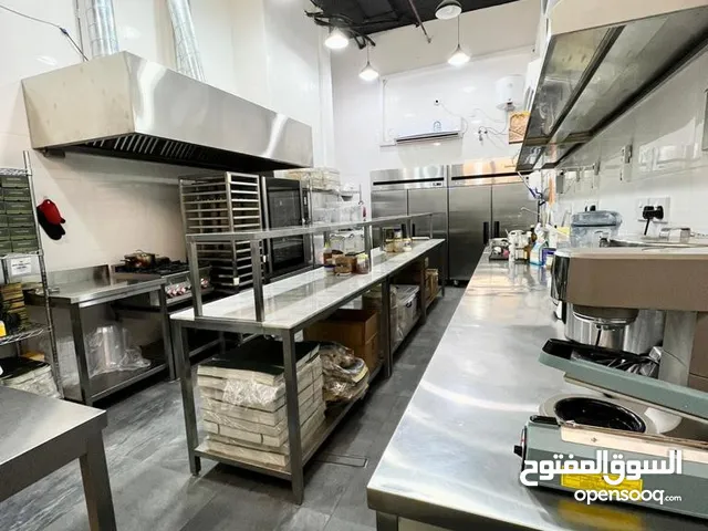 للبيع مطبخ مركزي مجهز بالكامل بجميع المعدات علي مساحة 700م دور ميزانين به جميع الأقسام من قسم حار وص