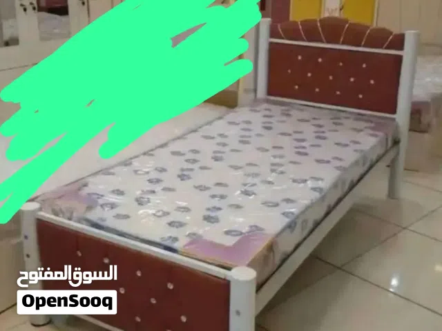 ميز تواليت متكون من اربع ابواب ومرآه وسرير لنفر واحد صناعة ايرانية استعمال شهر واحد فقط سعر الميز