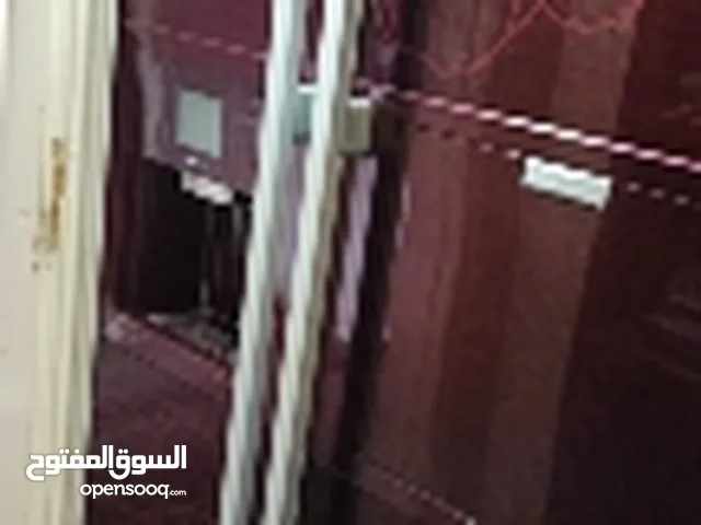 ثلاجة LG داخلها كولر وحافظة ثلج