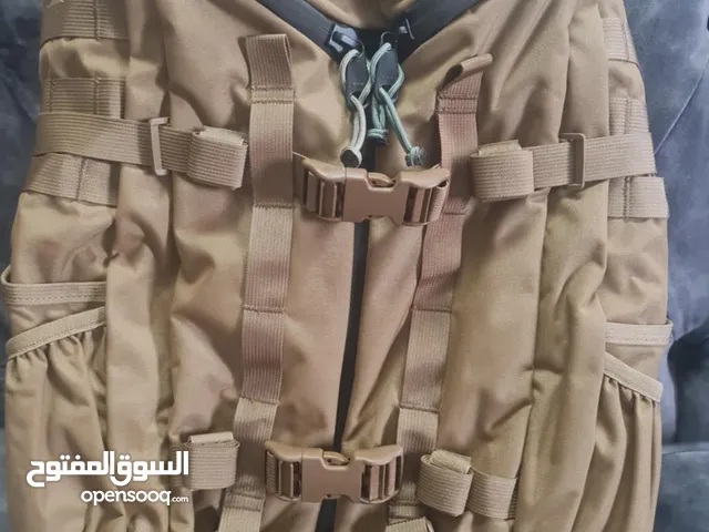 حقيبه رحلات وصيد نوع فاخر مع مجموعه البسه رياضيه نوع اديداس الاصليه وكلها جديد غير مستخدم