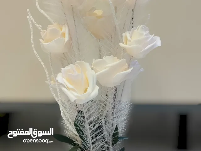 محل زهور جاهز مع ديكور و واغراض المحل كاملة ورخصة سارية للبيع في امارة عجمان الرقايب منطقة العالية.